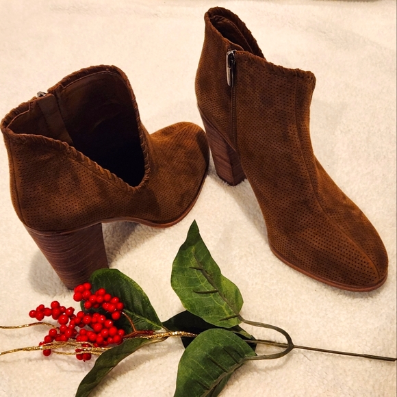 Vince Camuto Shoes - NWOT Vince Camuto Women's Fernlee Suede Bootie in Pumpernickel, size 9
